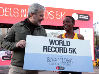 El alcalde de Barcelona, Jaume Collboni, posa junto a la atleta keniana Beatice Chebet, que ha vencido y batido el récord del mundo de los 5 kilómetros en ruta durante la popular Cursa dels Nassos de Barcelona este domingo. EFE/Enric Fontcuberta