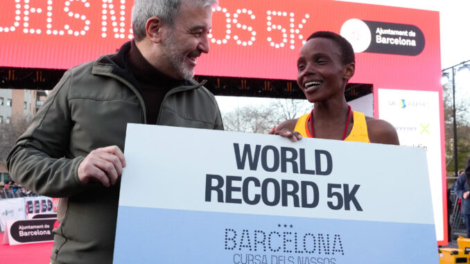 El alcalde de Barcelona, Jaume Collboni, posa junto a la atleta keniana Beatice Chebet, que ha vencido y batido el récord del mundo de los 5 kilómetros en ruta durante la popular Cursa dels Nassos de Barcelona este domingo. EFE/Enric Fontcuberta
