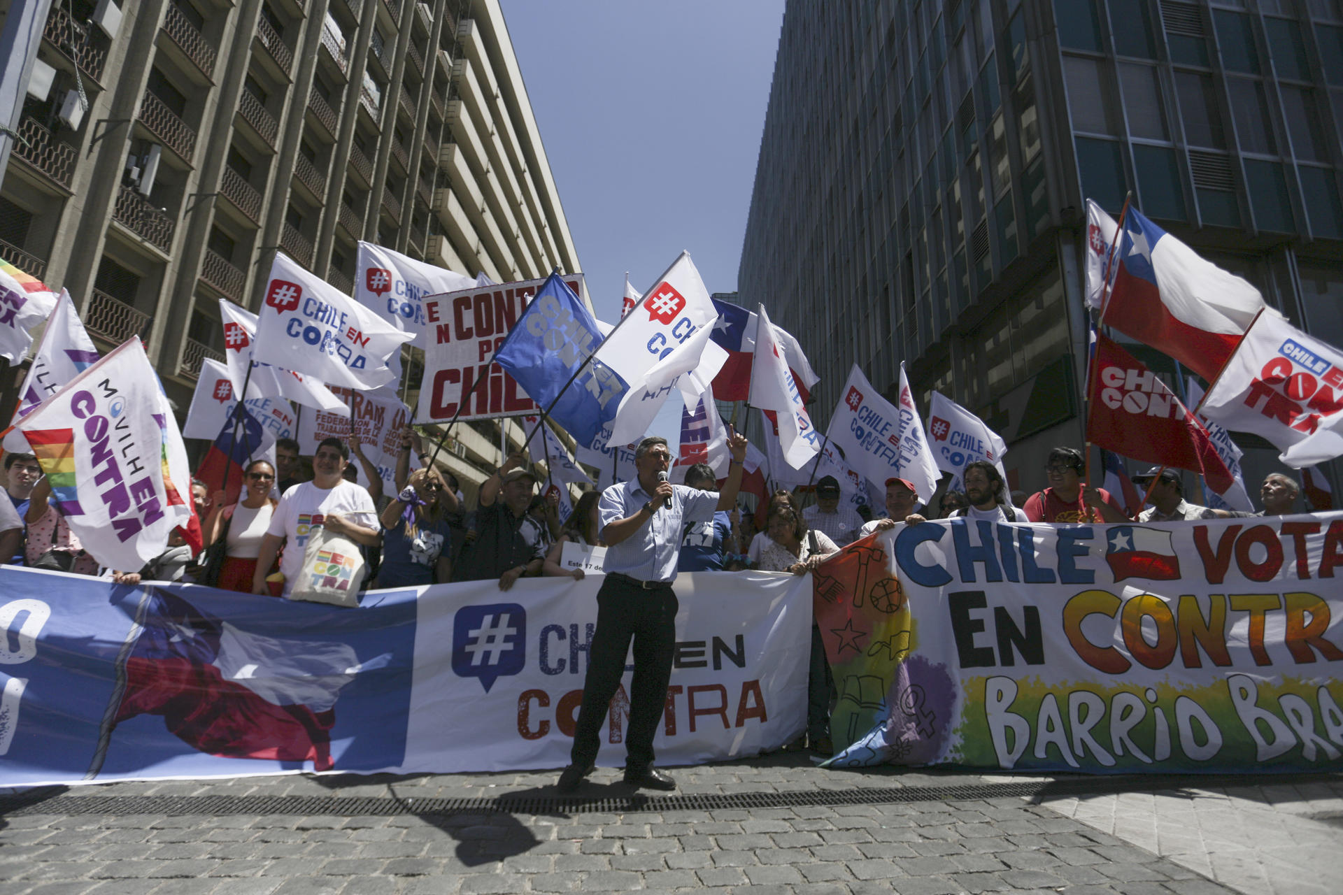 Simpatizantes del "En contra" a la propuesta de Nueva Constitución durante el cierre de campaña, el 14 de diciembre 2023, en Santiago (Chile).EFE/Ailen Díaz
