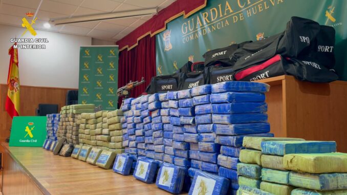 La Guardia Civil ha detenido a tres personas como presuntos autores de un delito contra la salud pública y ha intervenido 374 kilos de cocaína en Punta Umbría (Huelva). EFE/ Guardia Civil / ***SOLO USO EDITORIAL/SOLO DISPONIBLE PARA ILUSTRAR LA NOTICIA QUE ACOMPAÑA (CRÉDITO OBLIGATORIO)***
