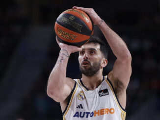 El escolta argentino del Real Madrid Facundo Campazzo se dispone a lanzar durante el partido correspondiente a la jornada 16 de la Liga Endesa que ambos clubes disputaro este domingo en el WiZink Center de Madrid. EFE/ Daniel Gonzalez