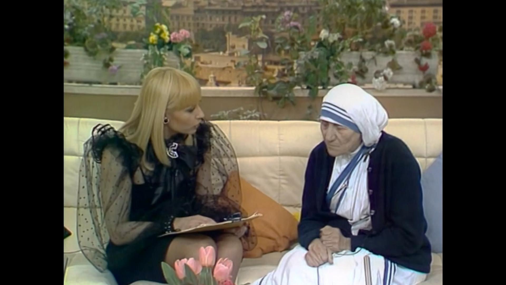 Raffaella Carrà con la madre Teresa de Calcuta en el programa 'Pronto Raffaella'. Imagen cedida por la RAI. SOLO USO EDITORIAL
