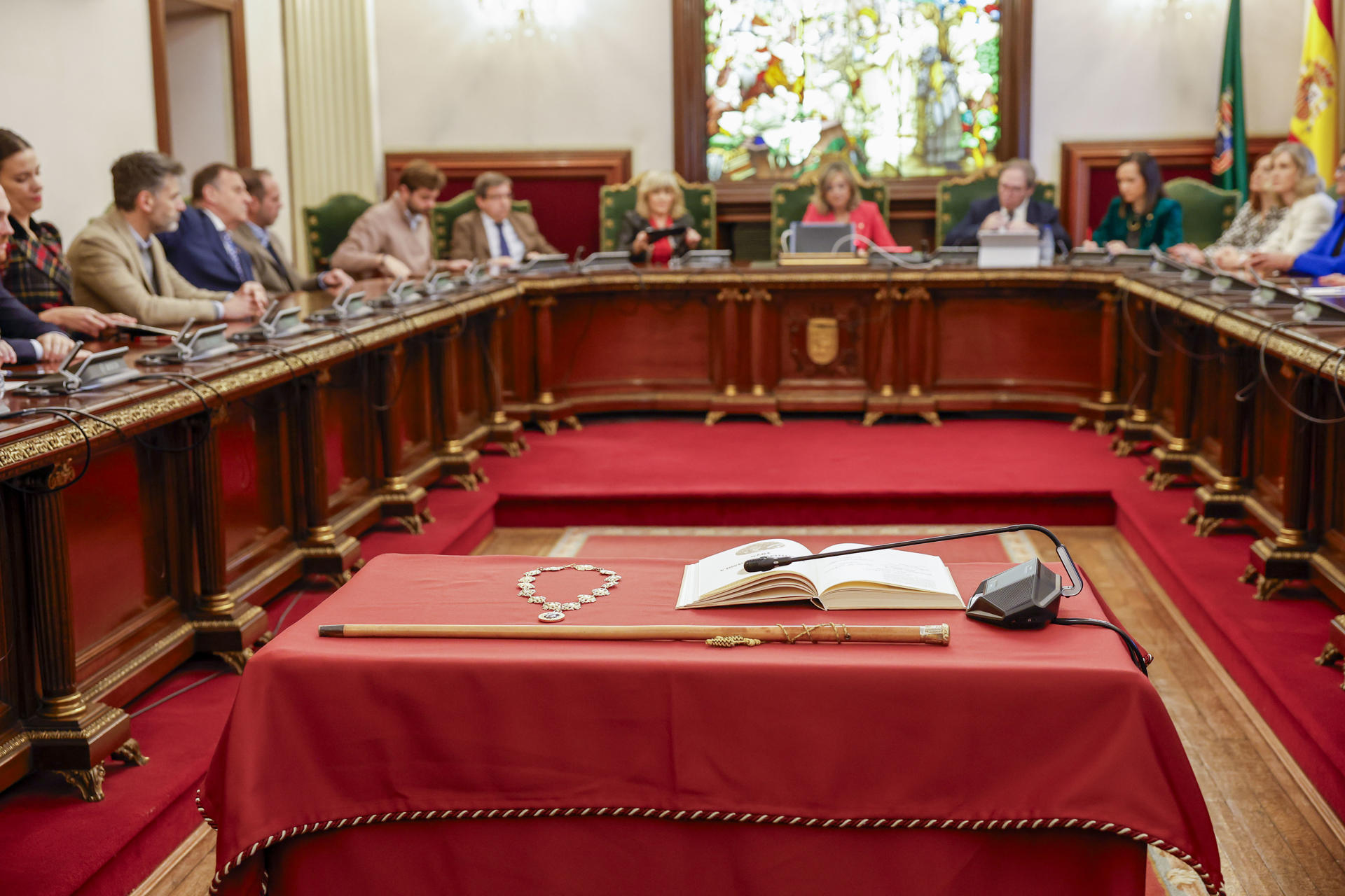 Vista del bastón de mando antes de la moción de censura en el Ayuntamiento de Pamplona, este jueves. La primera moción de censura de la historia democrática del Ayuntamiento de Pamplona despojará de la alcaldía a UPN y dará paso a un gobierno local liderado por EH Bildu con el apoyo de PSN, Geroa Bai y Contigo-Zurekin. EFE/Villar López
