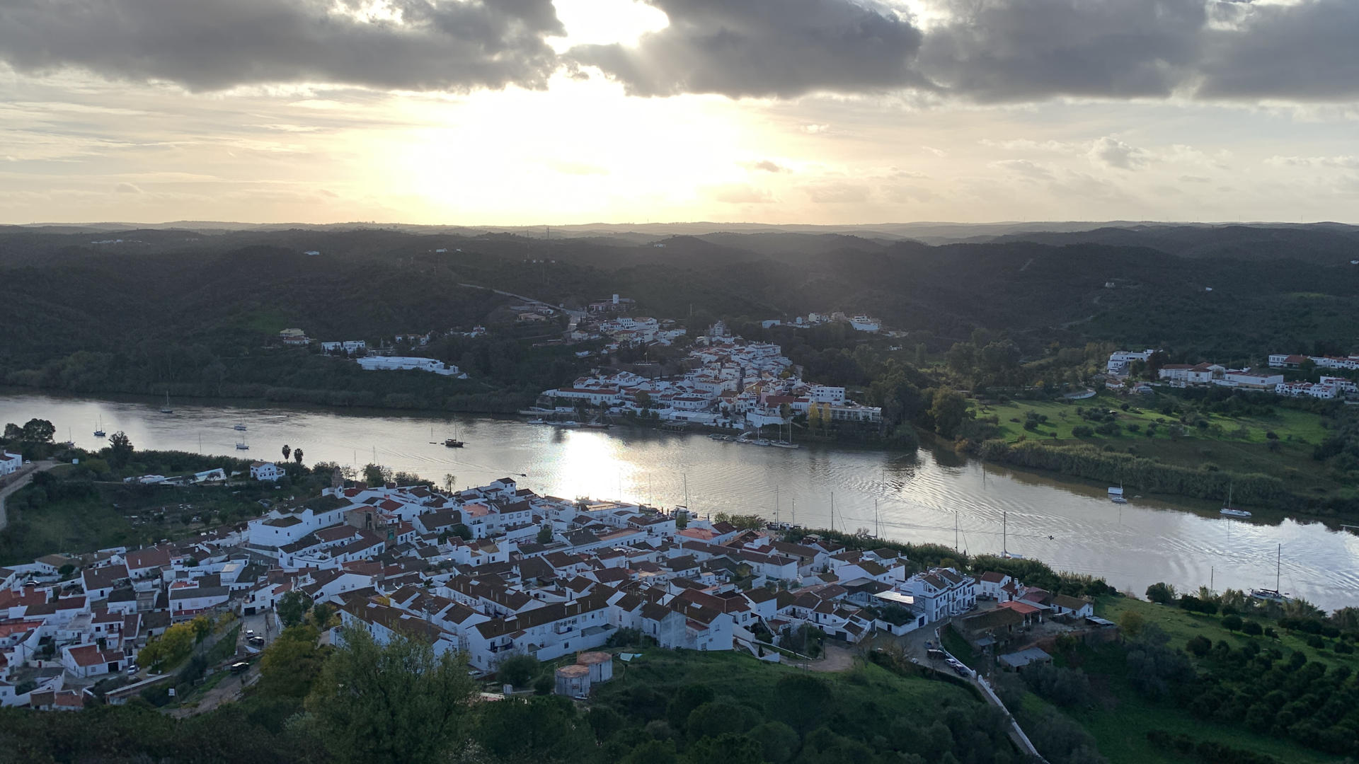 Vista de la localidad onubense de Sanlúcar de Guadiana -abajo- con la portuguesa de Alcoutim en la parte superior, desde la loma del Castillo de San Marcos. Entre los dos pueblos se mantiene un servicio de transporte en barca que sobrevive con el paso de los años a pesar de que ya hay cuatro pasos por carretera para cruzar entre Andalucía, a través de la provincia de Huelva, y Portugal. Ninguno de los 400 habitantes de Sanlúcar de Guadiana, en Huelva, recuerda desde cuándo hay una barca que cruza el río para llegar a Alcoutim, su vecina portuguesa al otro lado del río, pero, en la era de la tecnología más avanzada, este servicio se mantiene igual que décadas e incluso siglos atrás, con un barquero que trabaja de sol a sol.-EFE/ Fermín Cabanillas
