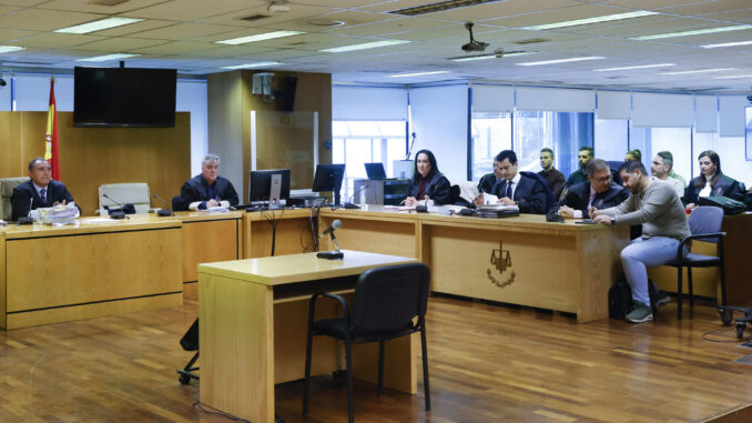 Imagen de archivo del juicio con jurado a seis policías por la "patada en la puerta" durante la pandemia. EFE/ Aitor Martín
