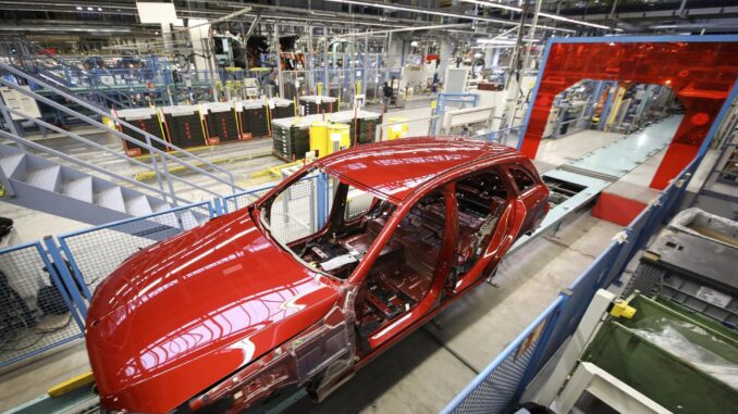 En la imagen de archivo, carrocería de un modelo Mercedes Clase C en la cadena de montaje en la fábrica Mercedes de Bremen, Alemania. EFE/Focke Strangmann
