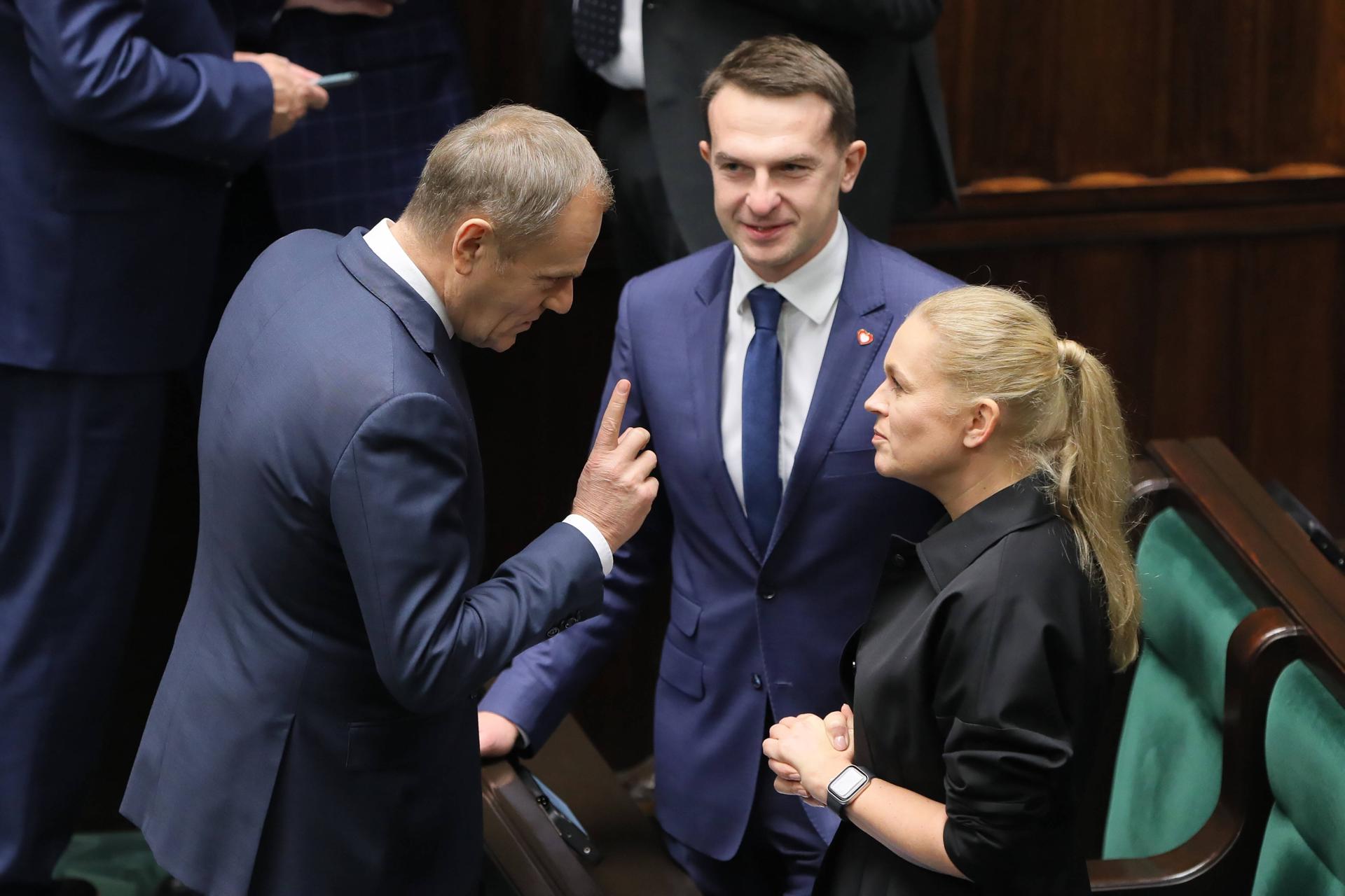 El líder liberal polaco Donald Tusk (I) junto a los diputados Adam Szlapka y Barbara Nowacka este lunes en el Parlamento. EFE/EPA/PAWEL SUPERNAK POLAND OUT
