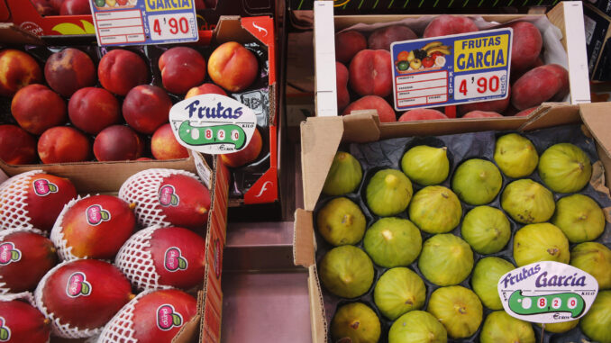 Imagen de archivo de un puesto de fruta de un mercado de Madrid. EFE/ Alejandro Lopez
