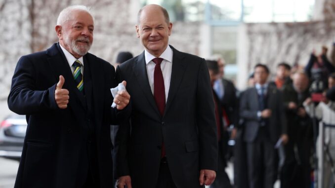 El canciller alemán, Olaf Scholz, recibe al presidente de Brasil, Luiz Inácio Lula da Silva, en la cancillería en Berlín. EFE/EPA/CLEMENS BILAN
