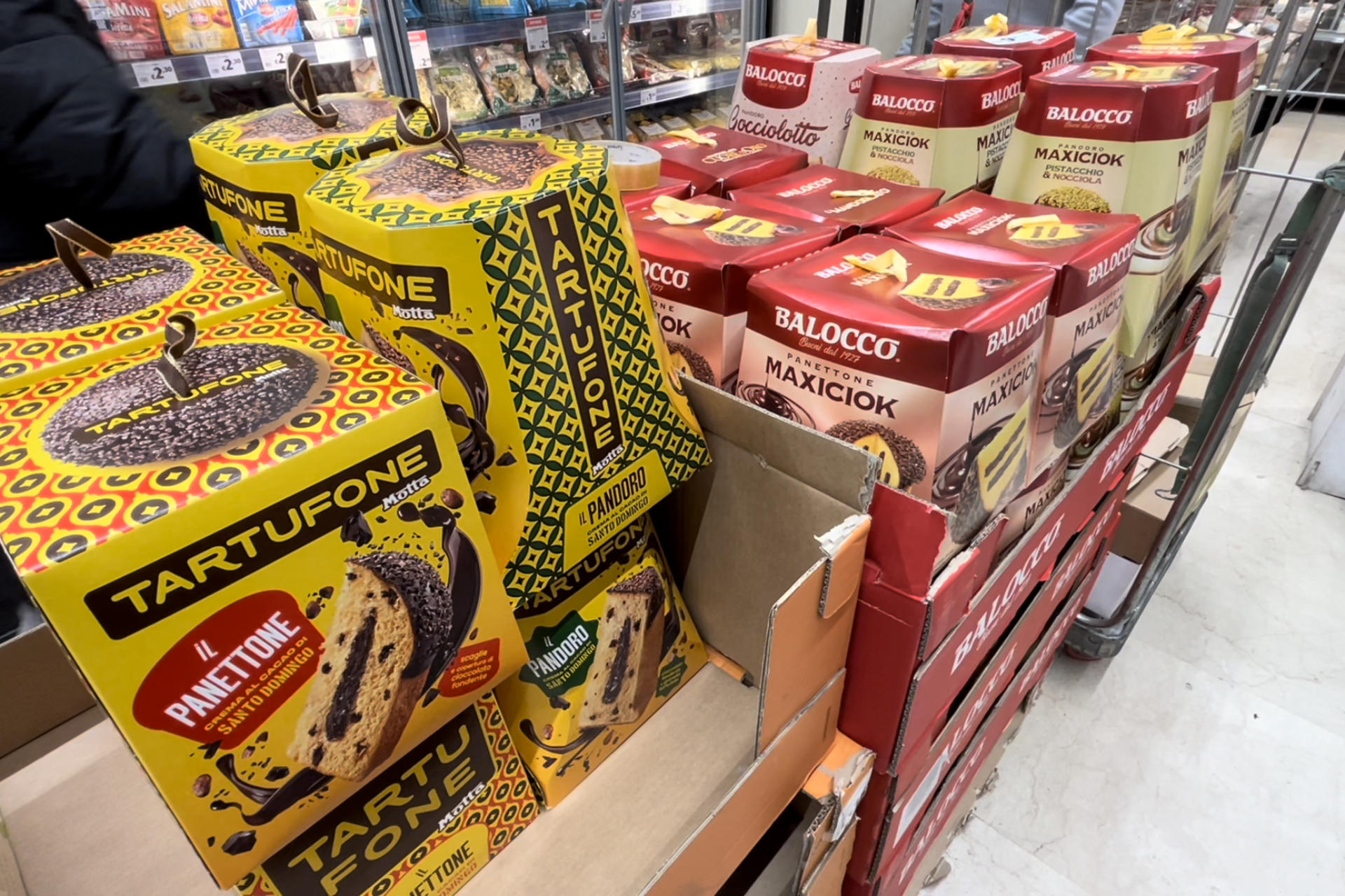 Panettones y pandoros en un supermercado de Roma. EFE/ Miguel Salvatierra
