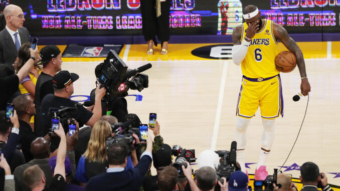 El jugador de los Lakers LeBron James (d). EFE/ Allison Dinner
