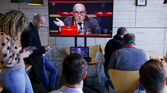 Los periodistas siguen la intervención del tesorero de la Real Federación Española de Fútbol (RFEF), Eduardo Bandrés, desde la sala de prensa, este jueves durante la celebración de la Asamblea Extraordinaria . EFE/Zipi
