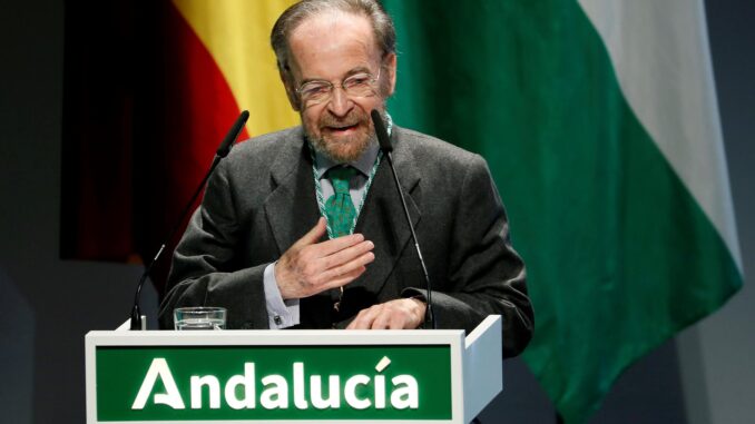 Imagen del periodista Antonio Burgos en el acto de entrega del título de Hijo Predilecto de Andalucía, en febrero de 2020. EFE/ José Manuel Vidal
