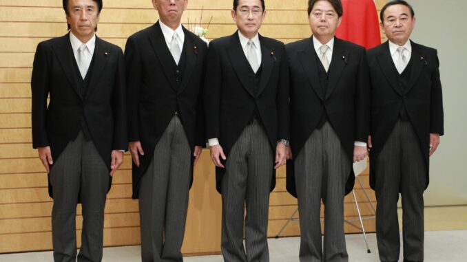 Imagen cedida del primer ministro de Japón, Fumio Kishida, junto a los nuevos miembros de su gobierno. EFE/EPA/JIJI PRESS, JAPAN OUT, EDITORIAL USE ONLY
