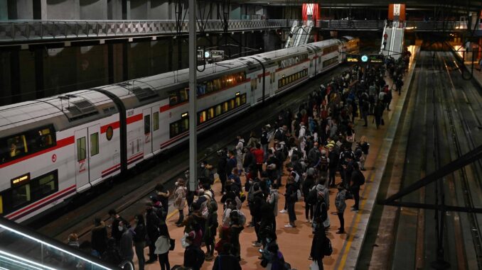 Decenas de personas esperan en un anden de la estación de Cercanías de Atocha en una imagen de archivo. EFE/Fernando Villar
