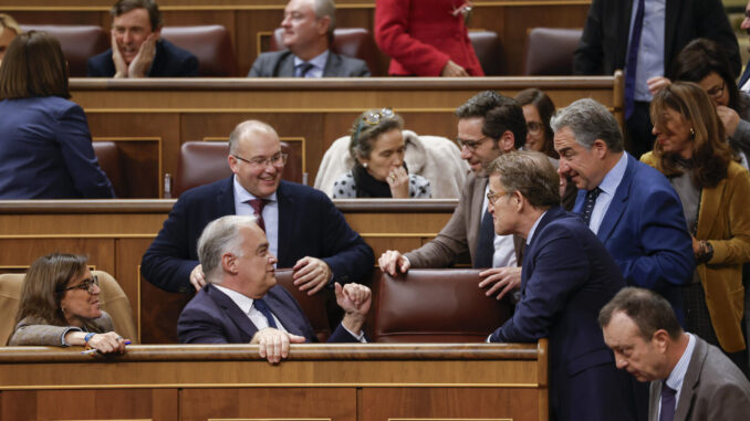 (i-d) La nueva vicesecretaria de Organización del PP, Carmen Fúnez; el vicesecretario de Acción Institucional del PP, Esteban González Pons; el nuevo portavoz parlamentario del PP, Miguel Tellado; el vicesecretario de Cultura y Sociedad Abierta del PP, Borja Sémper; el presidente del PP, Alberto Núñez Feijóo, y el nuevo vicesecretario de Política Autonómica y Municipal y Análisis Electoral, Elías Bendodo, en una imagen de archivo. EFE/Juan Carlos Hidalgo
