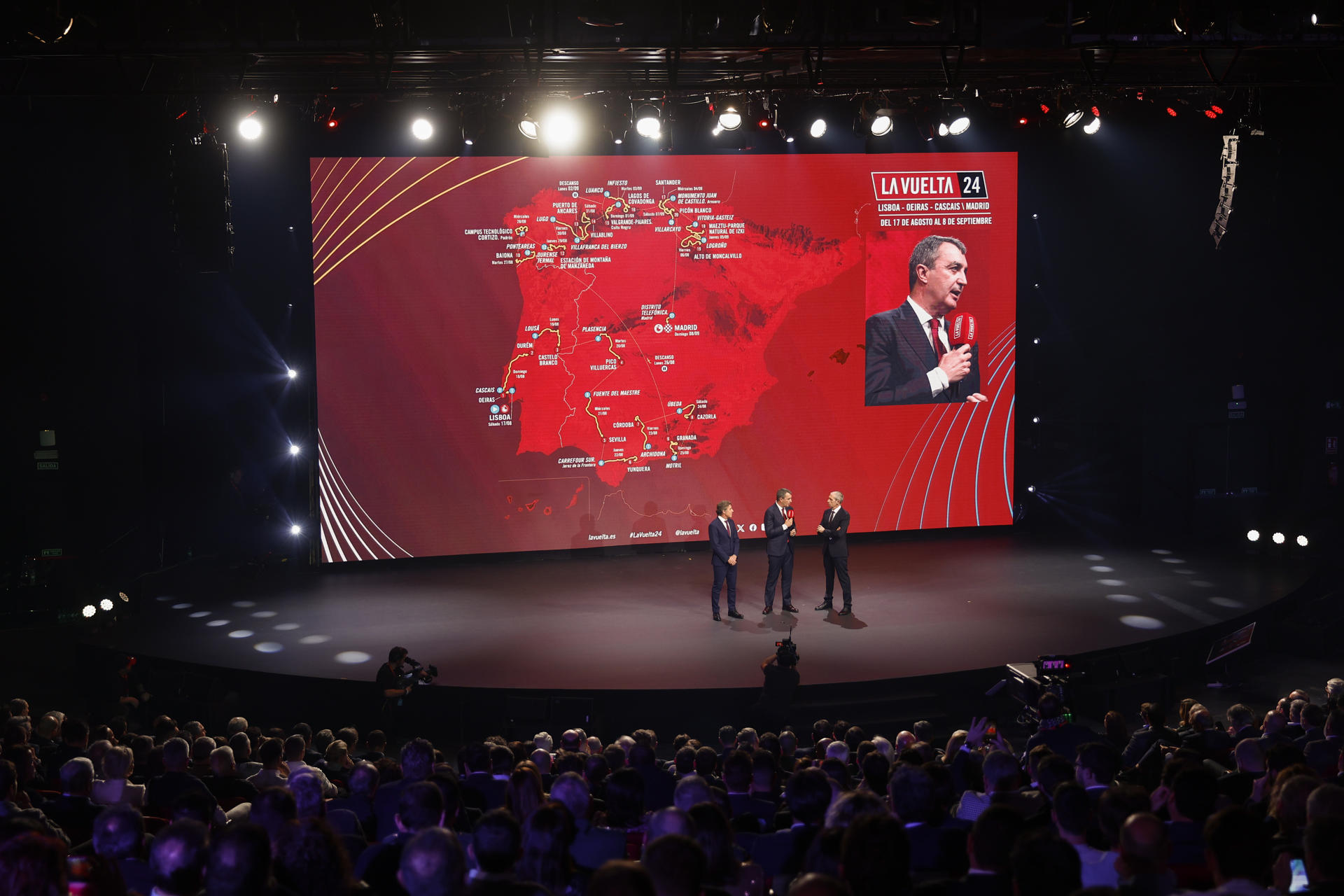 El director general de La Vuelta, Javier Guillén (c), participa de la presentación del recorrido de La Vuelta 2024 en Madrid, este martes. La 79 edición de La Vuelta a España tendrá 21 etapas en 2024, y arrancará el 17 de agosto en Lisboa y terminará el 8 de septiembre en Madrid. EFE/ Rodrigo Jiménez
