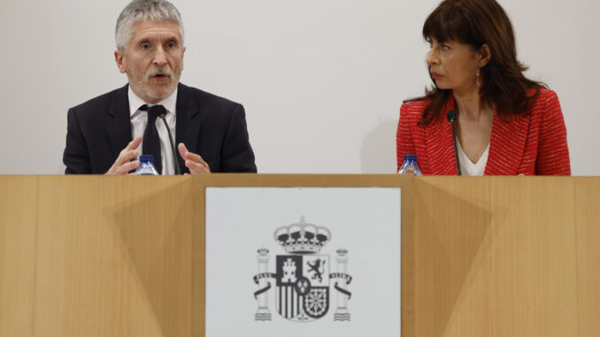 El ministro del Interior, Fernando Grande-Marlaska y la ministra de Igualdad, Ana Redondo, durante la rueda de prensa ofrecida tras su reunión este jueves en la sede del Ministerio del Interior en Madrid, donde han abordado la protección a las víctimas de la violencia de género . EFE/ Chema Moya
