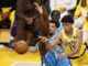 El jugador de los Angeles Lakers Max Christie (d) pasa el balón a un compañero de equipo mientras está custodiado por Nathan Mensah (i), de los Charlotte Hornets, durante el partido de baloncesto de la NBA entre Los Angeles Lakers y Charlotte Hornets en Los Ángeles. EFE/EPA/CAROLINE BREHMAN