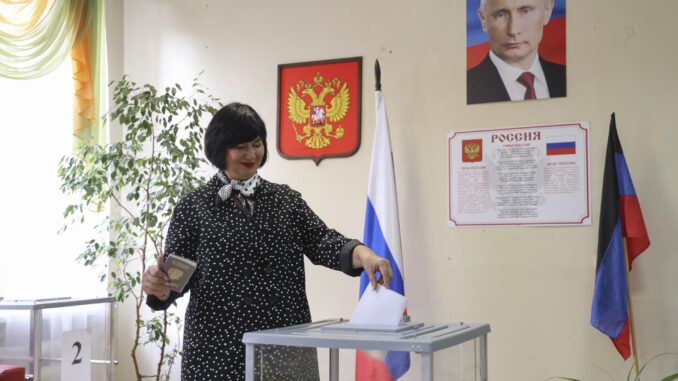 Imagen de archivo de una mujer votando en un colegio electoral durante las elecciones locales en Donetsk, Ucrania, controlada por Rusia, el 9 de septiembre de 2023. EFE/EPA/STRINGER
