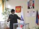 Imagen de archivo de una mujer votando en un colegio electoral durante las elecciones locales en Donetsk, Ucrania, controlada por Rusia, el 9 de septiembre de 2023. EFE/EPA/STRINGER