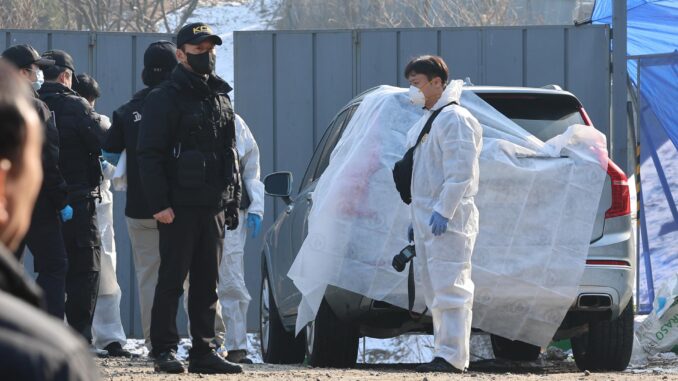 La policía examina un automóvil en un parque en Seúl, el 27 de diciembre de 2023, en el que el actor Lee Sun-kyun fue encontrado muerto. EFE/YONHAP SOUTH KOREA OUT
