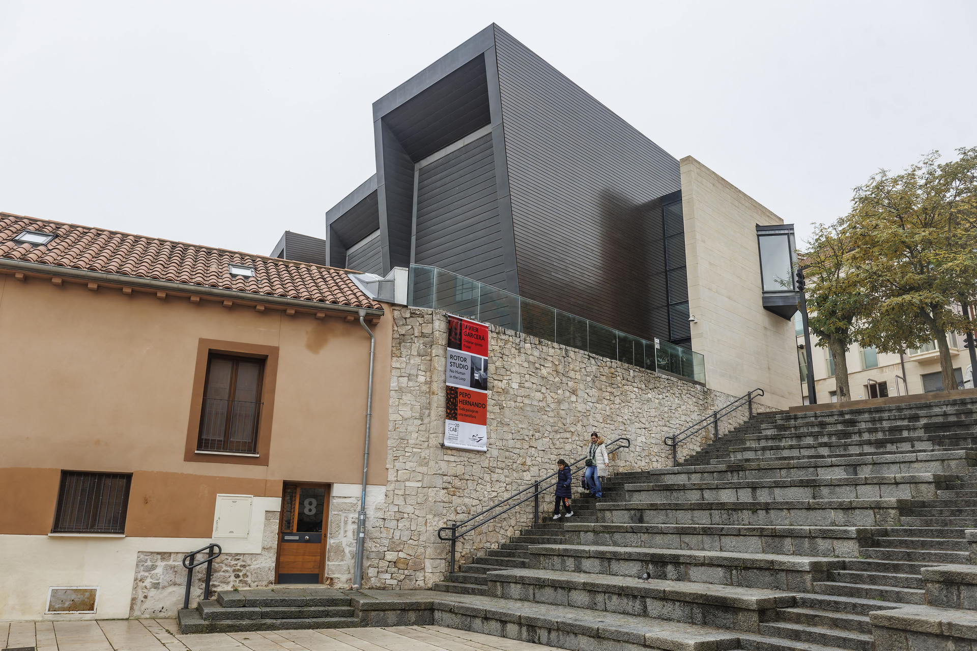 El Centro de Arte Contemporáneo (CAB) de Burgos cumple 20 años convertido en un referente nacional, que busca formar un pensamiento crítico entre sus visitantes y abre sus puertas a la libertad de creación de los artistas, que miran hacia su futuro frente a propuestas retrospectivas. EFE/Santi Otero
