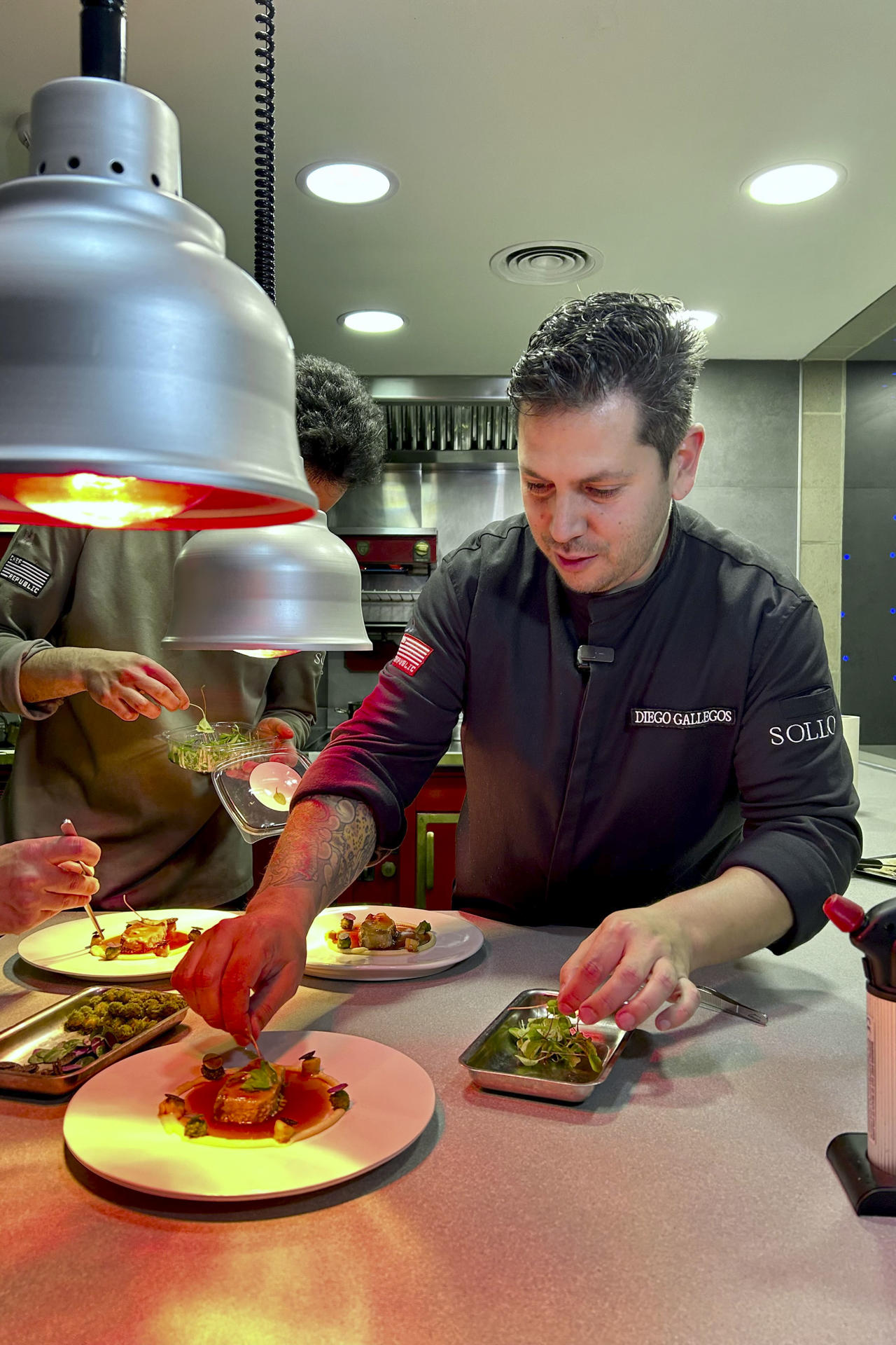 El chef de origen brasileño afincado en la Costa del Sol Diego Gallegos, en la cocinas de Sollo, el restaurante que regenta en Fuengirola (Málaga), durante una entrevista con la agencia EFE. EFE/ Esther Gómez
