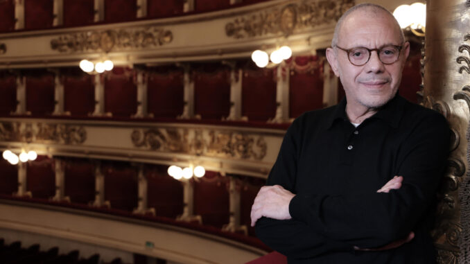Una fecha ronda incesantemente por la mente del director Lluis Pasqual: este 7 de diciembre inaugurará la temporada de La Scala de Milán con el "Don Carlos" de Verdi, aunque su cita en uno de los auditorios más severos del mundo no le asusta: "No temo al público, yo lo sirvo", promete a EFE entre bambalinas. EFE/Teatro alla Scala de Milán SOLO USO EDITORIAL/SOLO DISPONIBLE PARA ILUSTRAR LA NOTICIA QUE ACOMPAÑA (CRÉDITO OBLIGATORIO)
