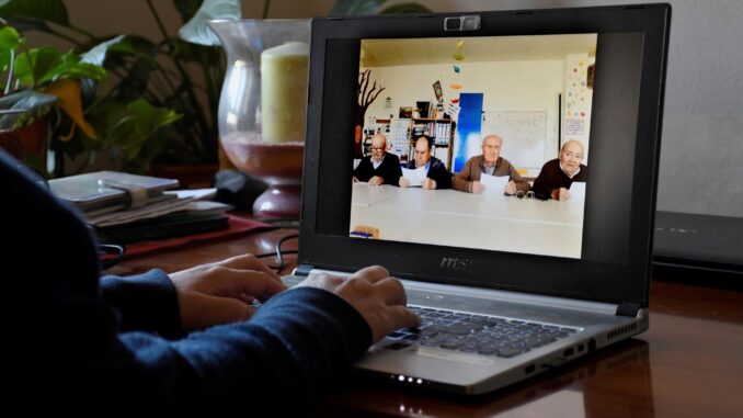 Imagen de archivo de una persona mayor manejando un portátil. EFE/ Pablo Martín
