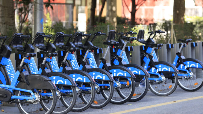 Vista de un aparcamiento de bicis del servio público Bicimad en Madrid. EFE/ Zipi
