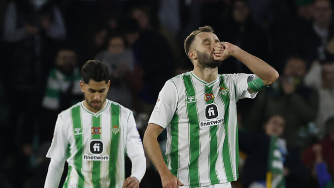 El defensa del Betis Germán Pezzella (d) celebra junto a su compañero Ayoze Pérez tras marcar el gol del empate a uno ante el Girona, durante el partido de LaLiga de fútbol que Real Betis y Girona FC han disputado en el estadio Benito Villamarín, en Sevilla. EFE/Julio Muñoz
