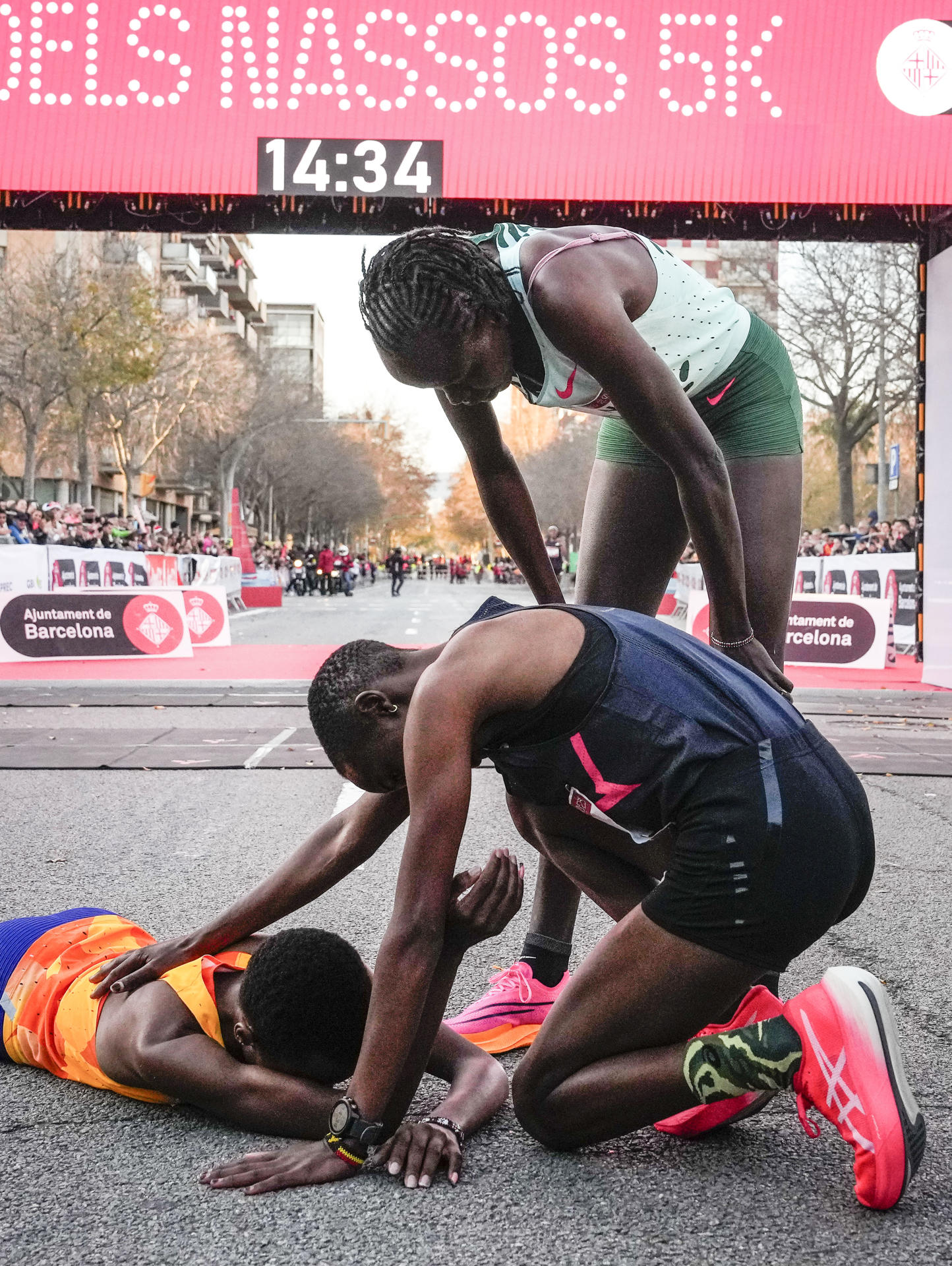 La corredora keniana Beatice Chebet (i) vence y bate el récord del mundo de los 5 kilómetros en ruta durante la popular Cursa dels Nassos de Barcelona este domingo. EFE/Enric Fontcuberta
