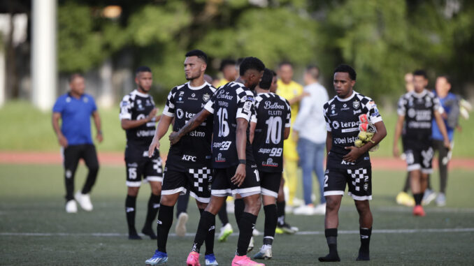 Jugadores de Tauro celebran al ganar contra Alianza, hoy durante un partido de semifinales de la Liga Panameña de Fútbol LPF, hoy en Ciudad de Panamá (Panamá). EFE/ Bienvenido Velasco
