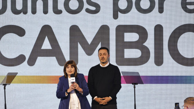 La excandidata presidencial Patricia Bullrich (i) y el excandidato a la Vicepresidencia Luis Petri (d), en una fotografía de archivo. EFE/Juan Ignacio Roncoroni
