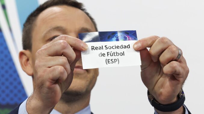 John Terry, embajador de la UEFA Champions League, saca la bola de la Real Sociedad durante el sorteo de los octavos de final de la Liga de Campeones. EFE/EPA/SALVATORE DI NOLFI
