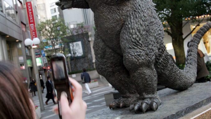 Imagen de archivo de una estatua de Godzilla, en Tokio. EFE/Franck Robichon
