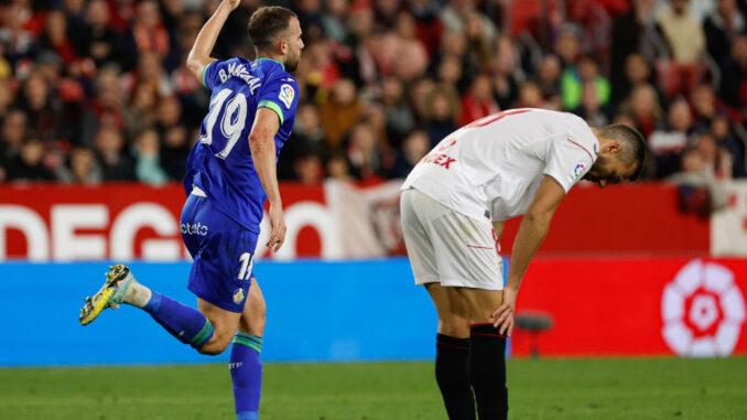 El delantero del Getafe, Borja Mayoral, celebra un gol en una foto de archivo de un partido entre Sevilla y Getafe en el Ramón Sánchez Pizjuán. EFE / Julio Muñoz.
