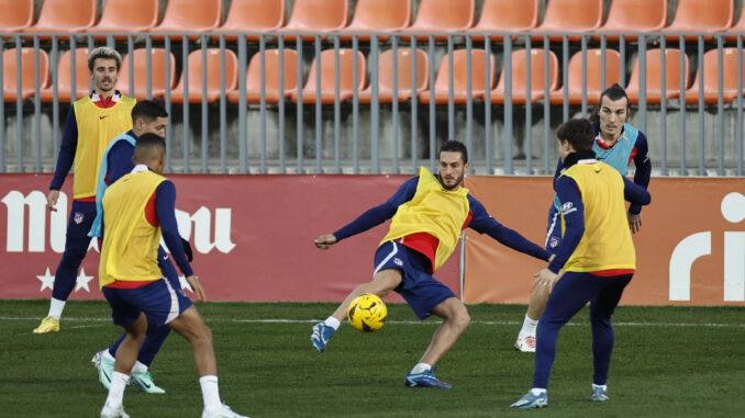 Koke golpea el balón durante el entrenamiento. EFE/ Rodrigo Jiménez
