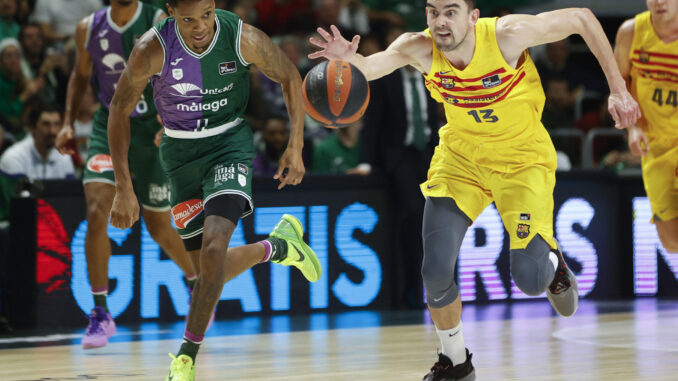 El escolta estadounidense del Unicaja Tyson Carter (i) defiende al base checo del Barça Tomas Satoransky en el partido de Liga Endesa disputado este miércoles en el Martín Carpena de Málaga. EFE/Jorge Zapata
