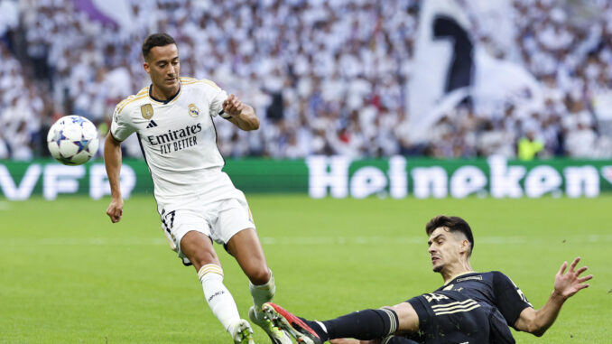 El defensa del Real Madrid Lucas Vázquez (i) disputa el balón ante Diogo Leite (d), defensa portugués del Unión Berlín, durante el partido de la primera vuelta, en una foto de archivo. EFE/ Rodrigo Jiménez
