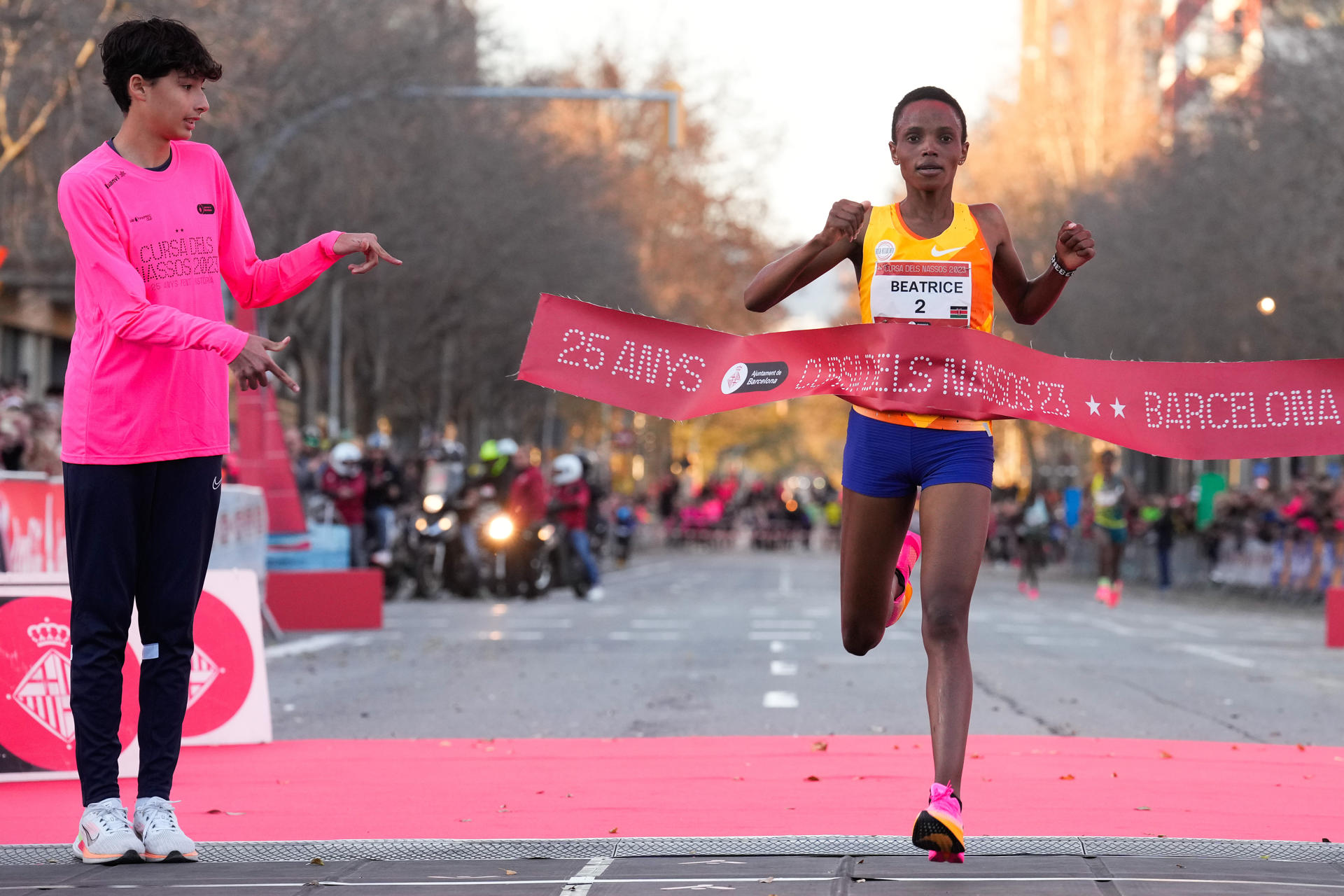 La corredora keniana Beatice Chebet vence y bate el récord del mundo de los 5 kilómetros en ruta durante la popular Cursa dels Nassos de Barcelona este domingo. EFE/Enric Fontcuberta
