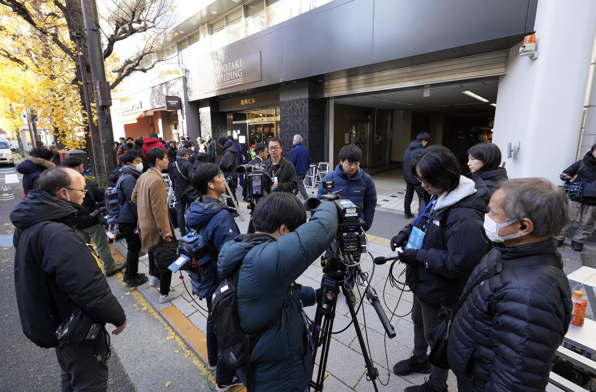 Miembros de los medios de comunicación esperan cerca del edificio que alberga al Shisuikai, una facción gobernante del Partido Liberal Democrático (PLD), mientras los miembros de la investigación especial de la Fiscalía del Distrito de Tokio llevan a cabo un registro, en Tokio, el 19 de diciembre de 2023. EFE/EPA/FRANCK ROBICHON
