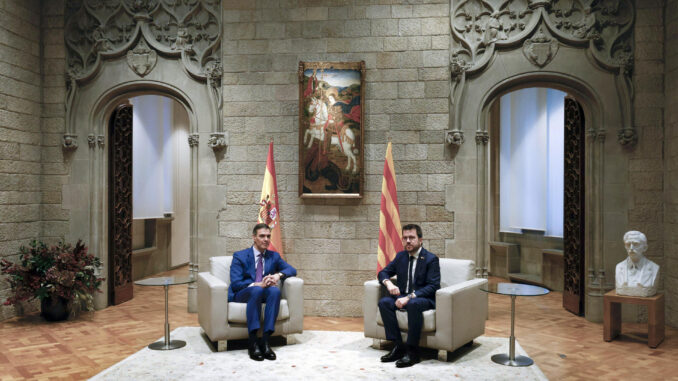 El presidente del Gobierno, Pedro Sánchez, y el presidente de la Generalitat, Pere Aragonès, en el Palau de la Generalitat durante la reunión institucional que han mantenido este jueves, en el primer encuentro entre ambos desde el 15 de julio de 2022. EFE/Quique García
