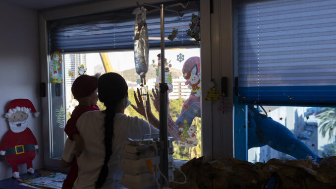 Spiderman se ha descolgado por la fachada del Hospital Materno de Málaga para saludar a los niños ingresados. EFE/Carlos Díaz
