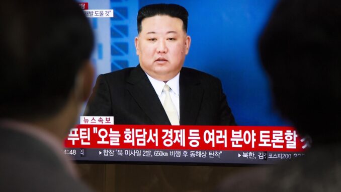 Fotografía de archivo de personas viendo en televisión al líder norcoreano Kim Jong-un. EFE/EPA/JEON HEON-KYUN
