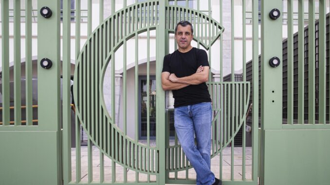 El fundador de Virus Total y artífice de la apuesta de Google por Málaga, Bernardo Quintero, posa en una imagen de archivo en la puerta del nuevo Centro de Ciberseguridad de Google, durante una entrevista con la Agencia EFE. EFE/ Jorge Zapata
