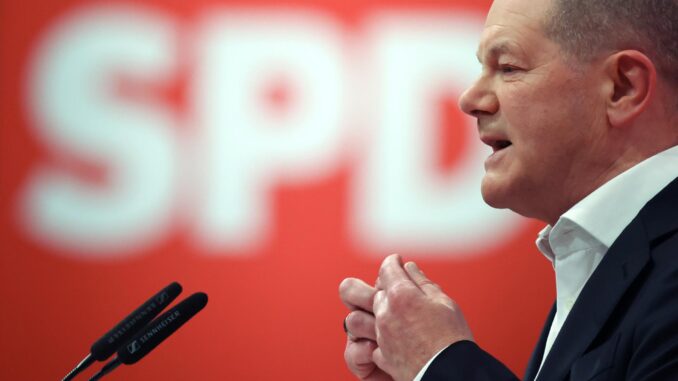 El canciller alemán, Olaf Scholz, durante el congreso del SPD, este sábado. EFE/EPA/CLEMENS BILAN
