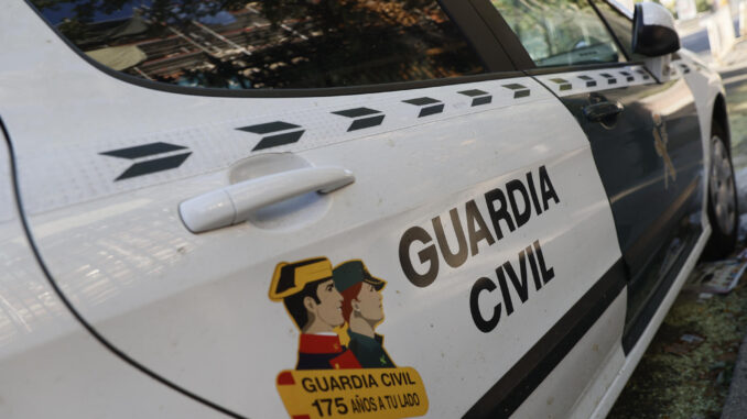 Imagen de archivo de un coche de la Guardia Civil con el logotipo de la conmemoración del 175 aniversario de la Guardia Civil este año 2023. EFE/Mariscal
