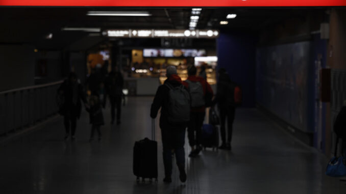 Varias personas caminan por los pasillos de la estación de Atocha de Madrid esta semana.         EFE/ Sergio Perez
